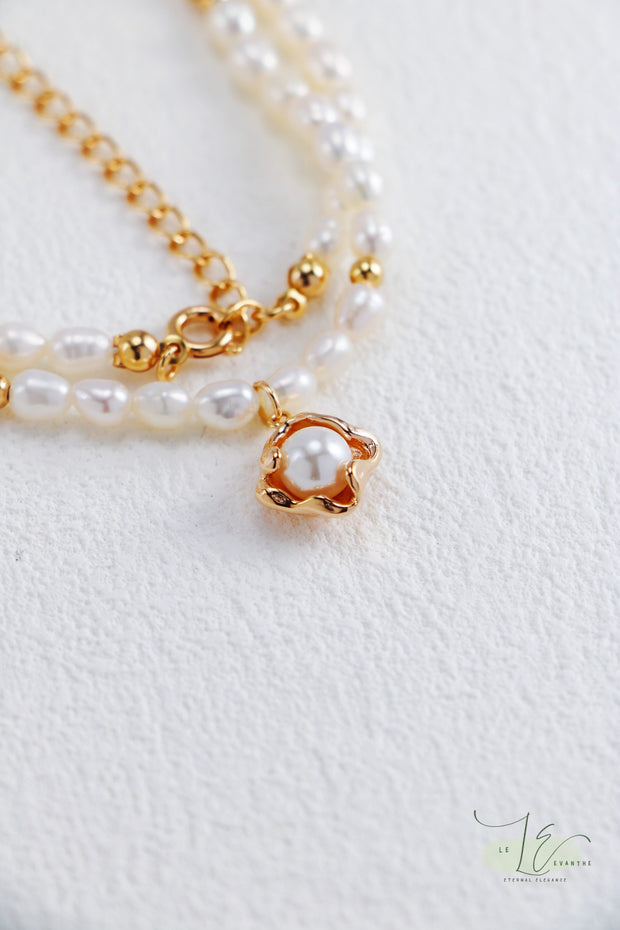 Fluid Frame & Freshwater Pearl Pendant Necklace | 18K Fine Gold