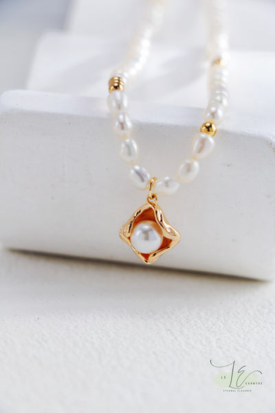 Fluid Frame & Freshwater Pearl Pendant Necklace | 18K Fine Gold