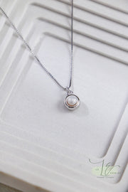 Minimalist Freshwater Pearl Pendant Necklace | 18K Gold