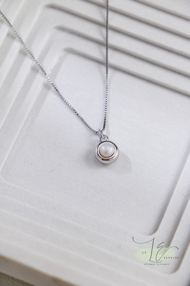 Minimalist Freshwater Pearl Pendant Necklace | 18K Gold