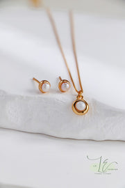 Minimalist Freshwater Pearl Pendant Necklace | 18K Gold